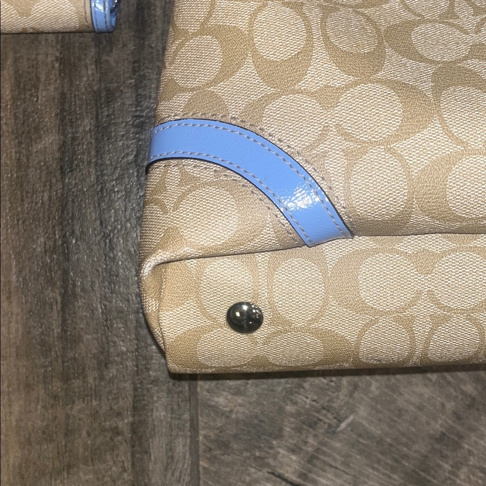 Coach logo canvas Beige and Light Blue Shoulder Bag needs cleaning. W/ dust bag - Picture 10 of 10